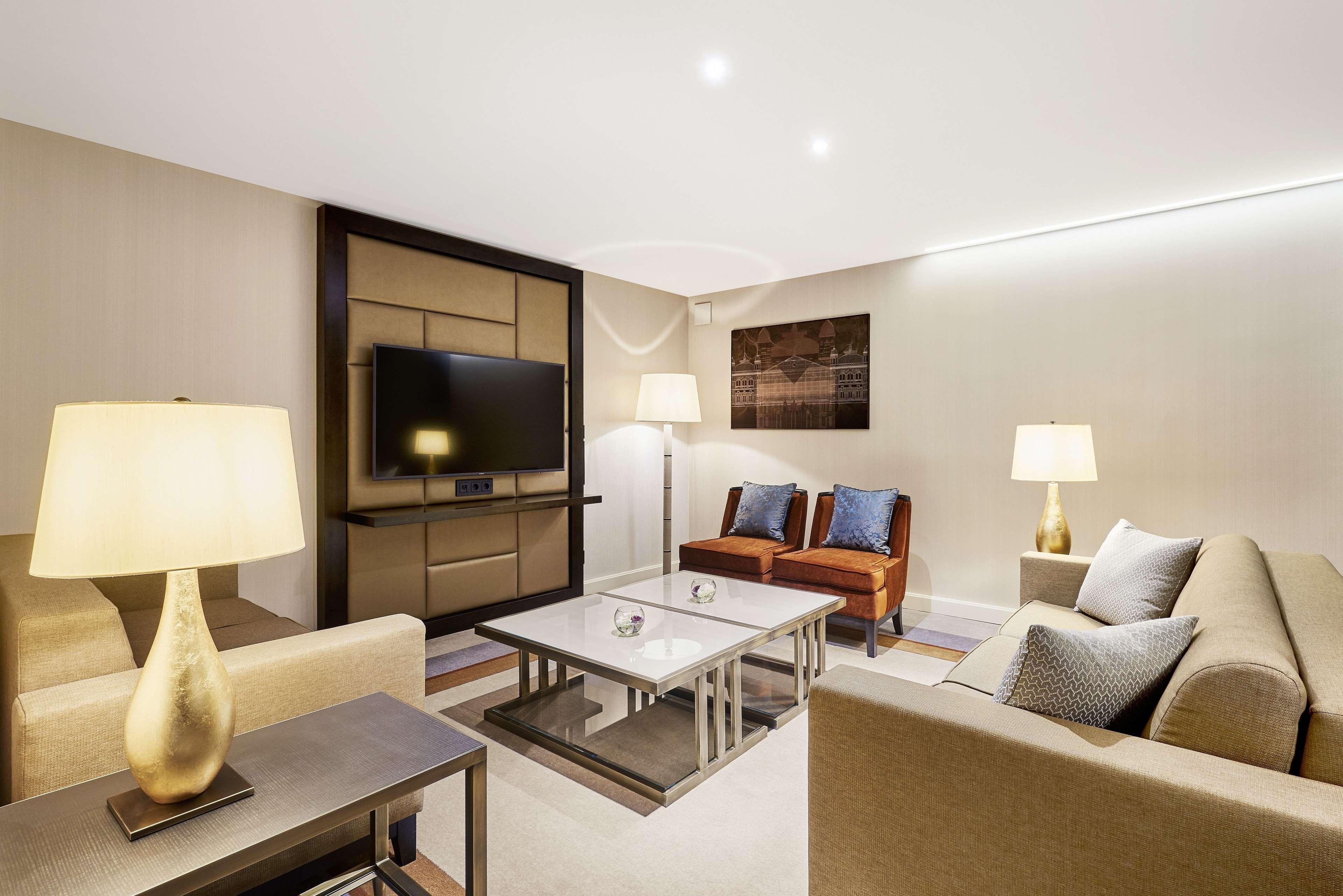 Hilton Budapesta Exterior foto A living room at the hotel