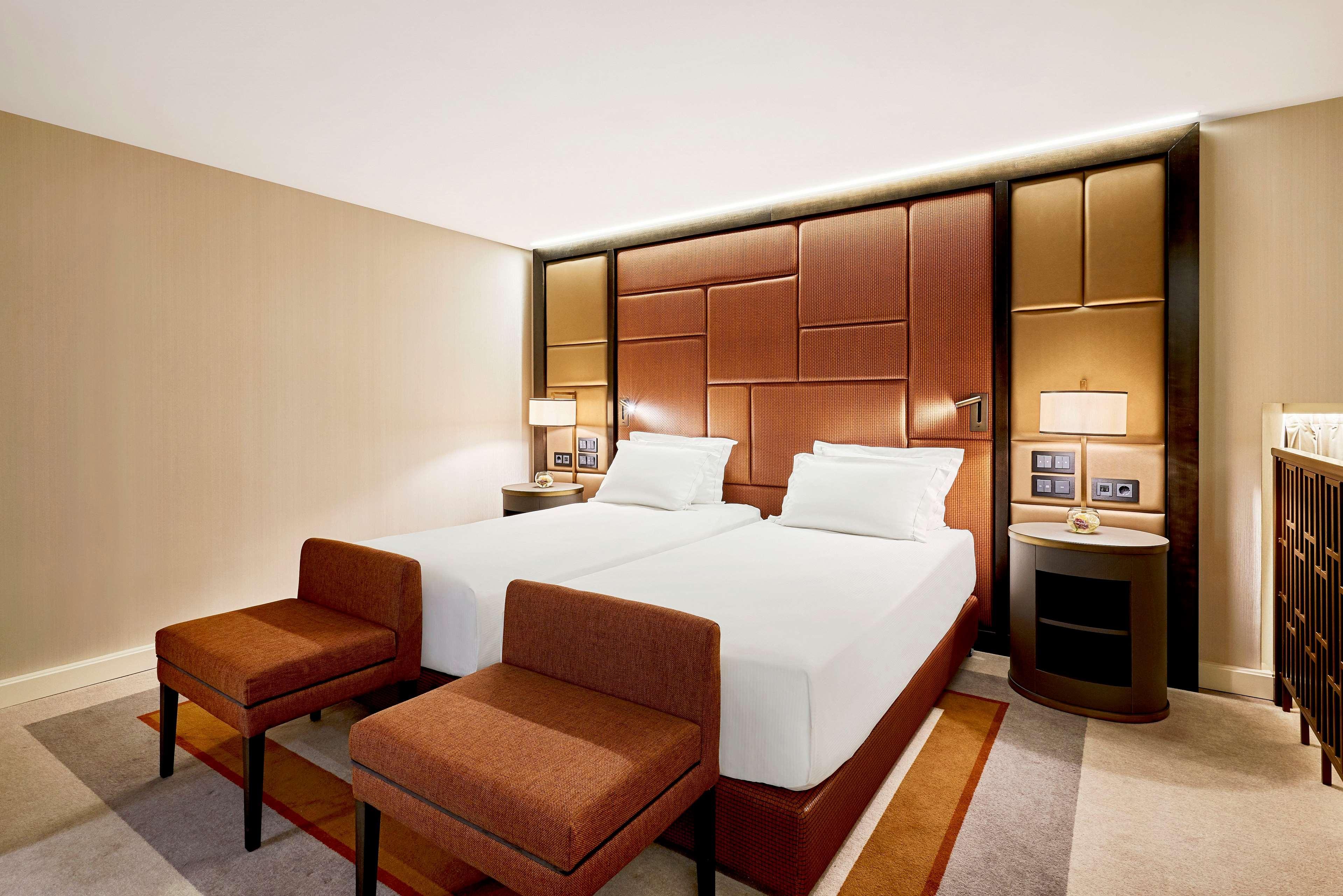 Hilton Budapesta Exterior foto A bedroom at the Mandarin Oriental, London
