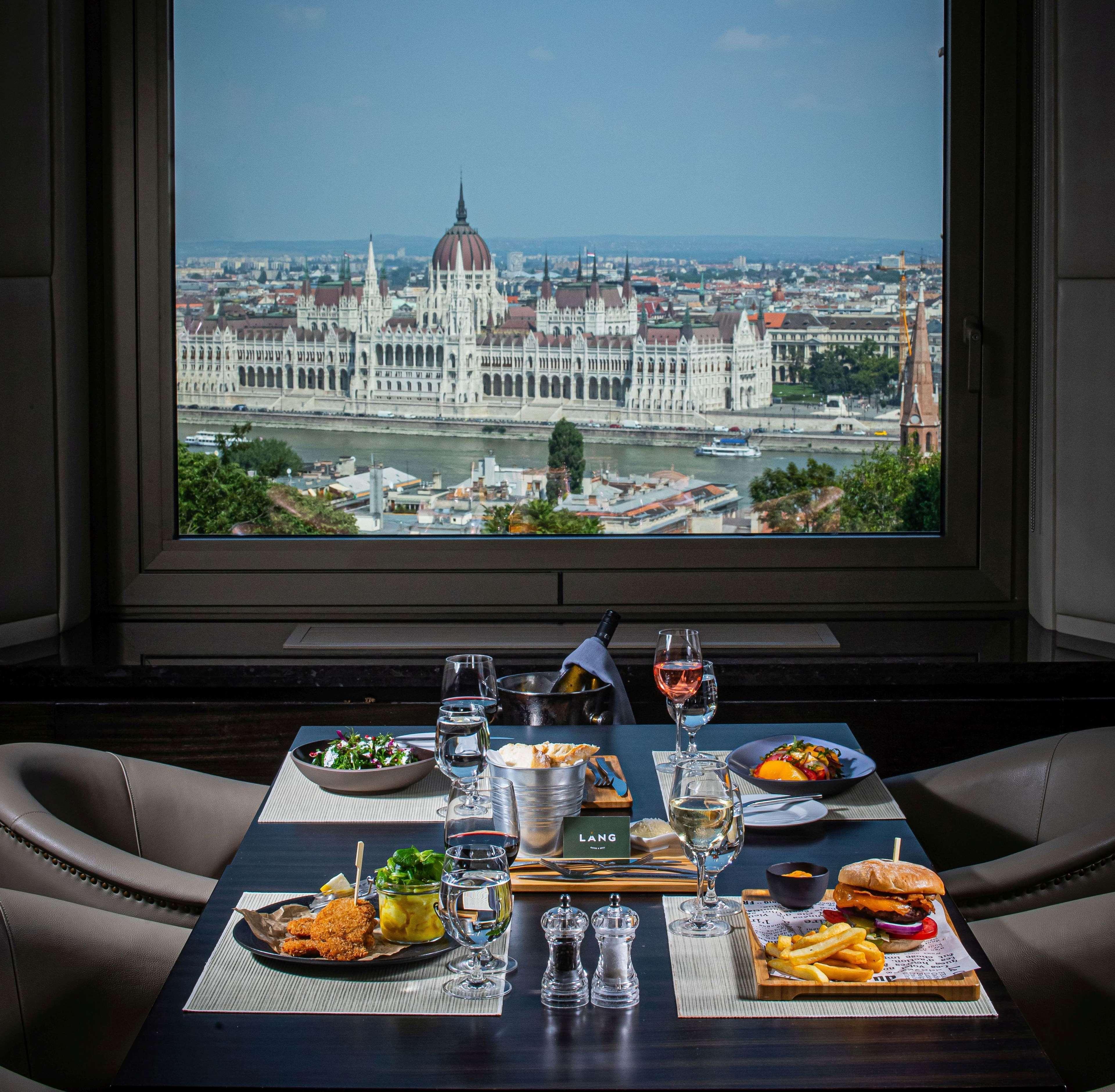 Hilton Budapesta Exterior foto View from the restaurant