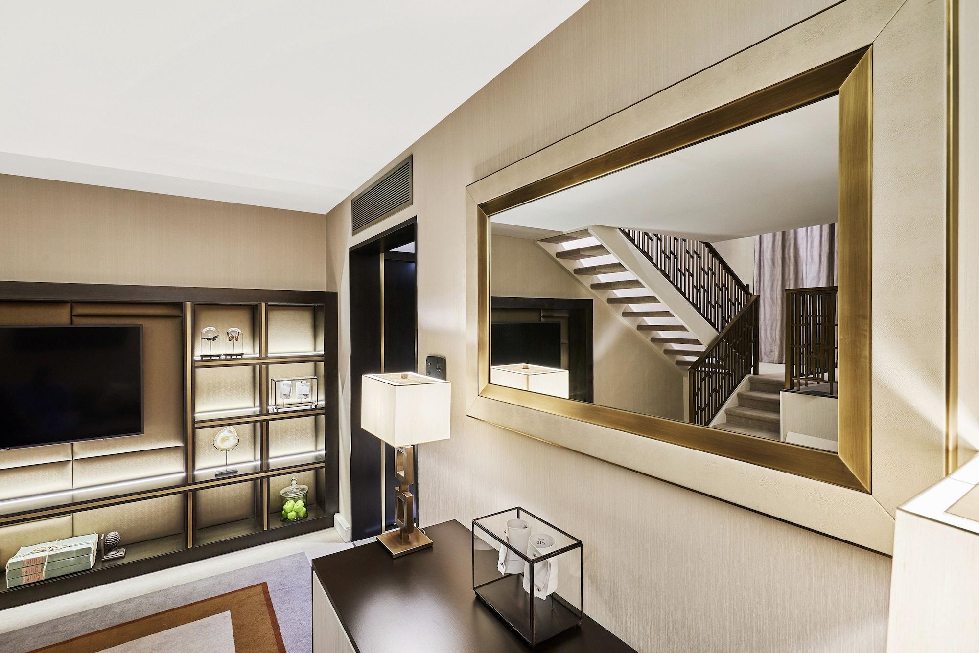 Hilton Budapesta Exterior foto A mirror in a home