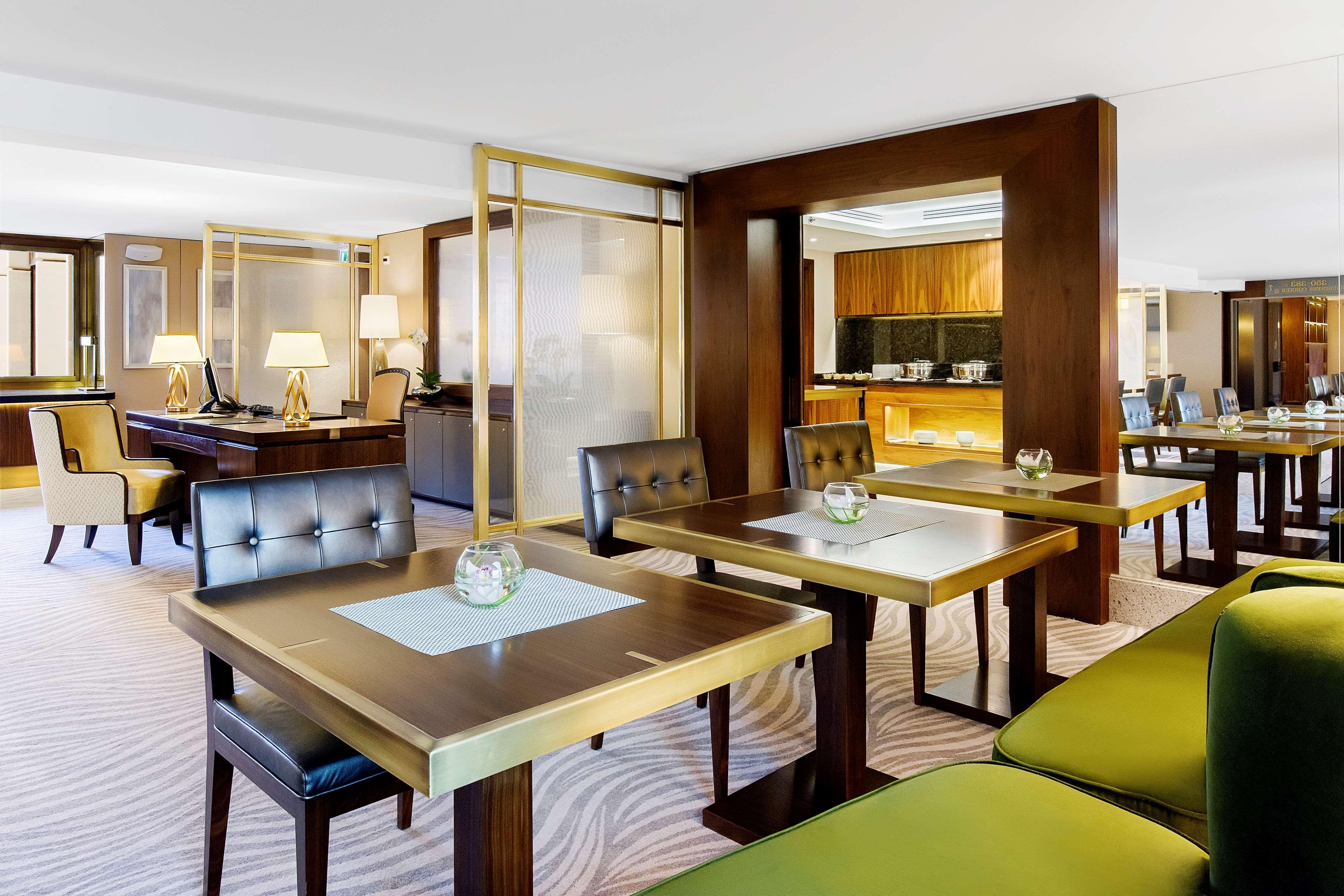 Hilton Budapesta Exterior foto The interior of a suite at the Westin Palace, Madrid