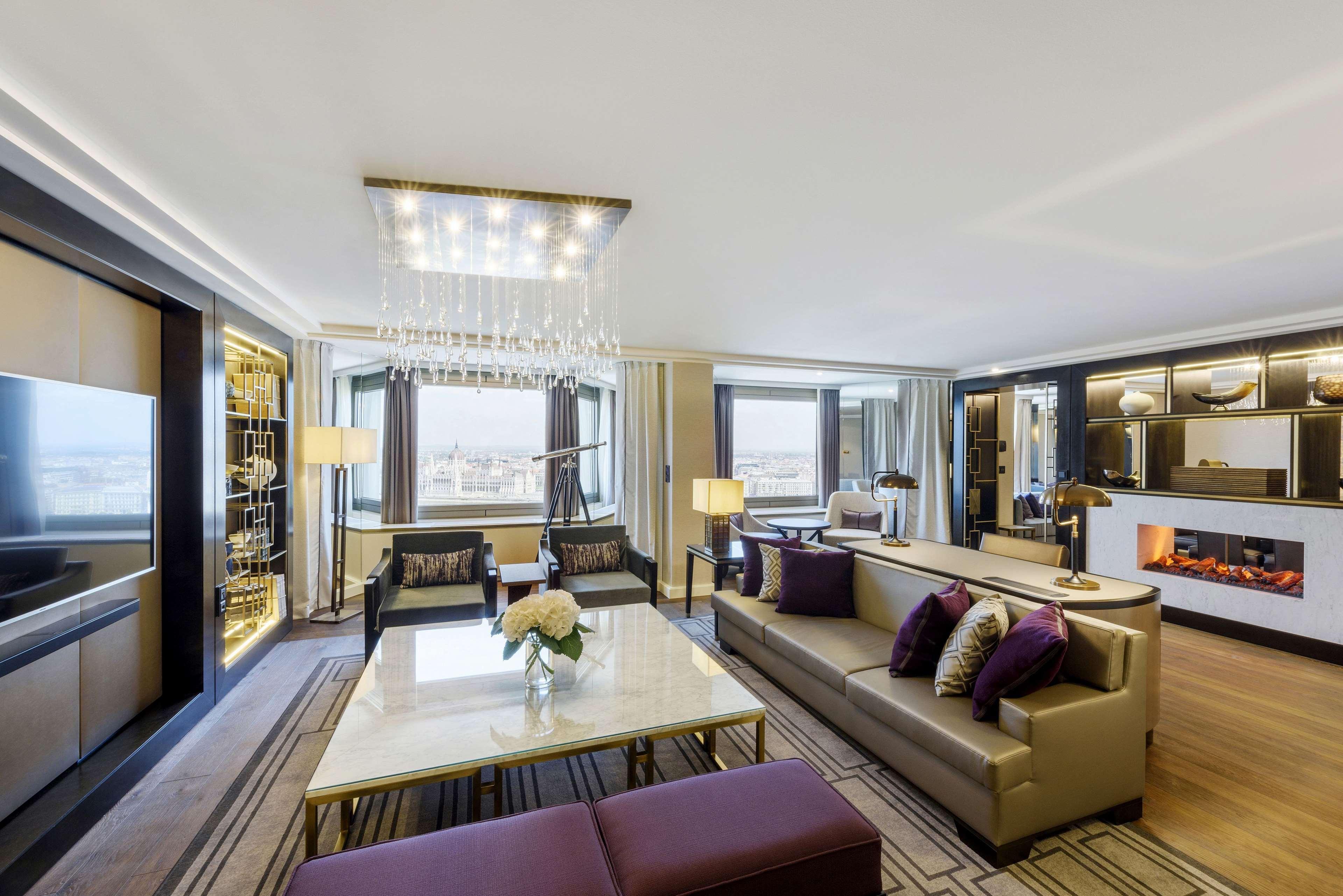 Hilton Budapesta Exterior foto The living room of a suite at the Mandarin Oriental, London
