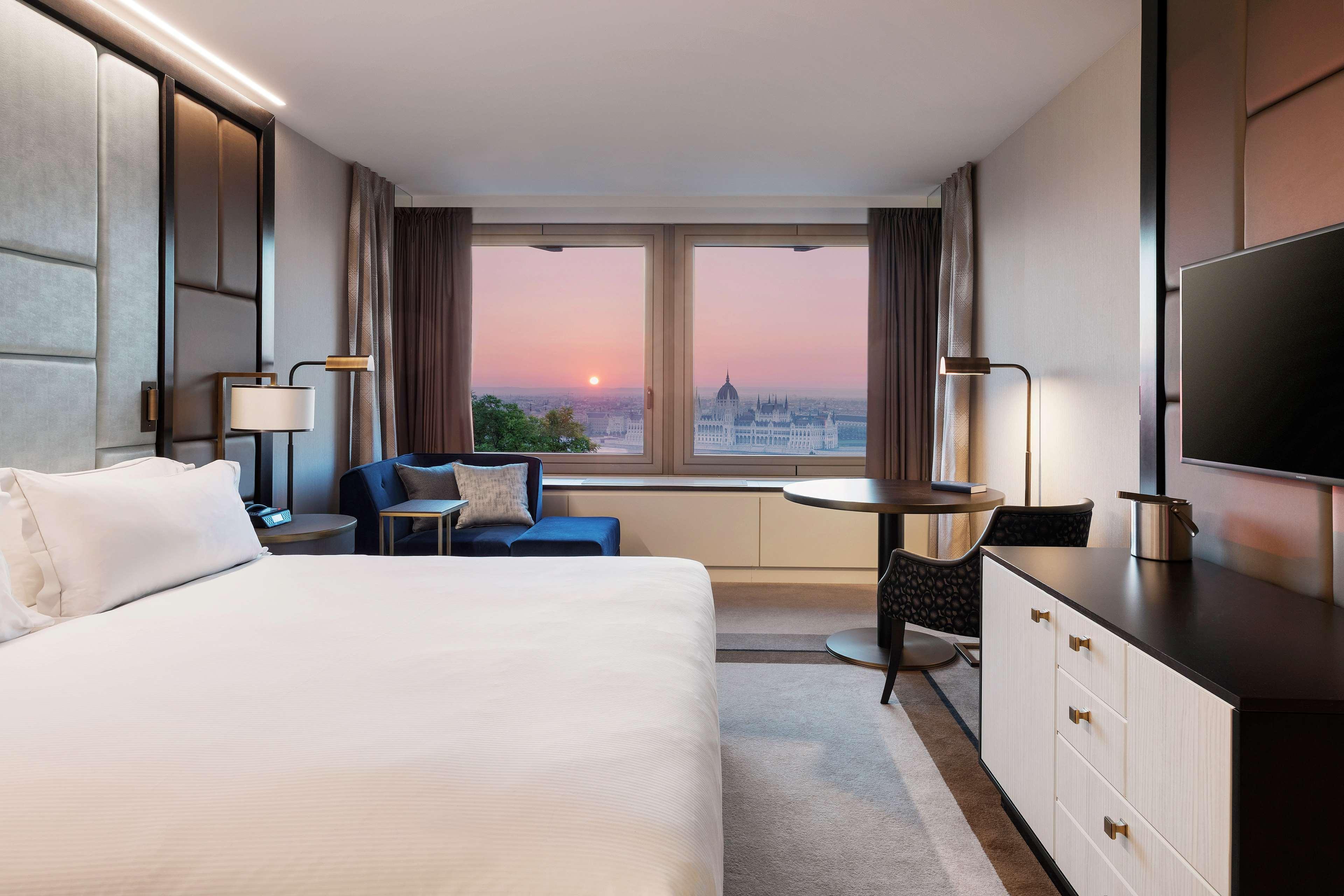 Hilton Budapesta Exterior foto A guest room at the hotel