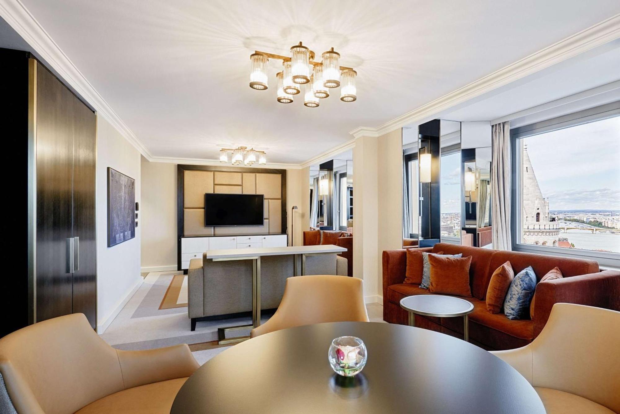 Hilton Budapesta Exterior foto The interior of a suite at the InterContinental Paris Le Grand