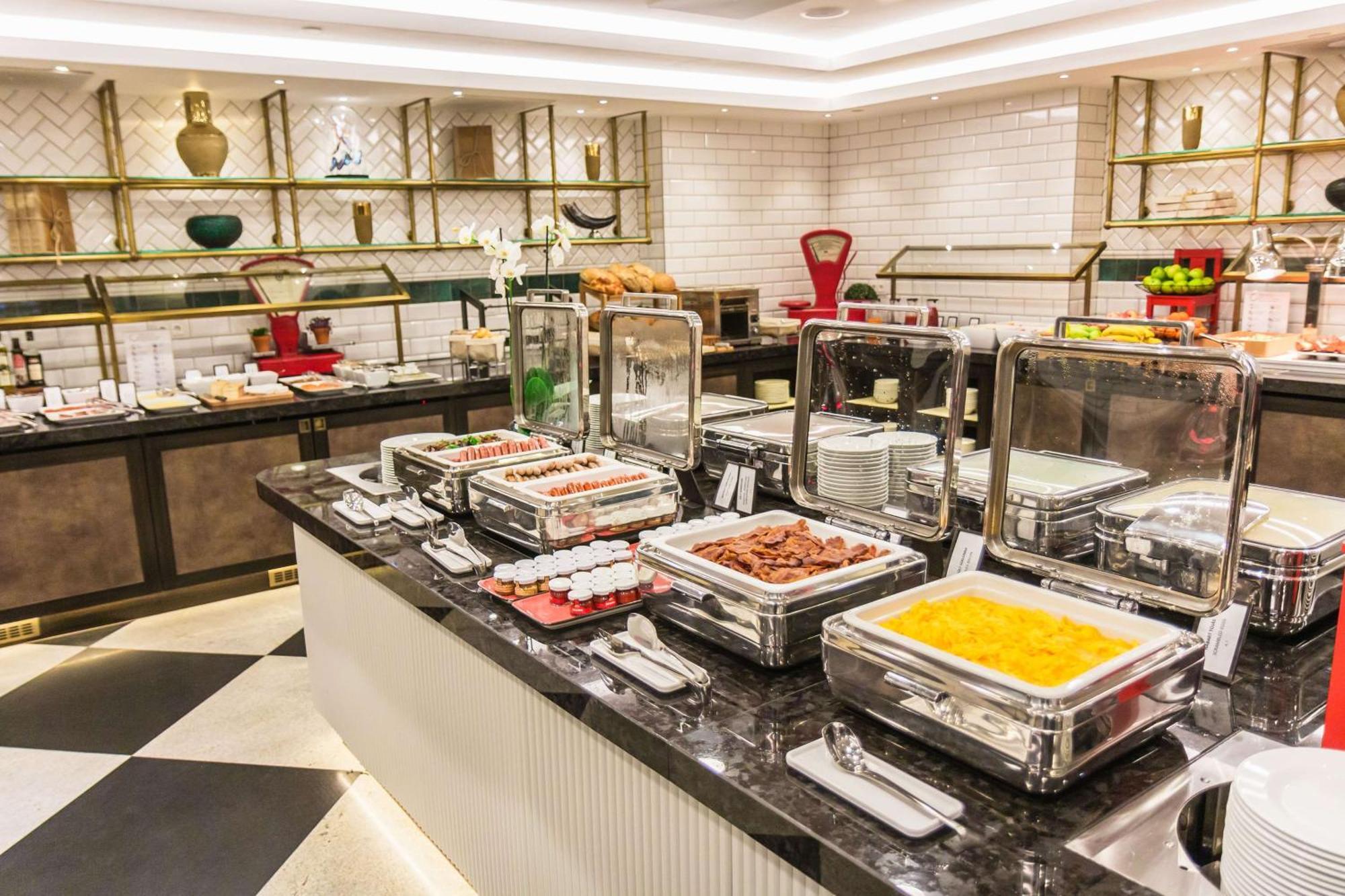 Hilton Budapesta Exterior foto A buffet at a hotel