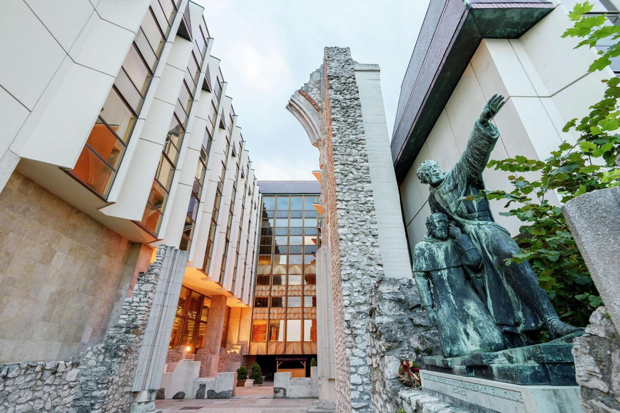 Hilton Budapesta Exterior foto The main entrance of the hotel