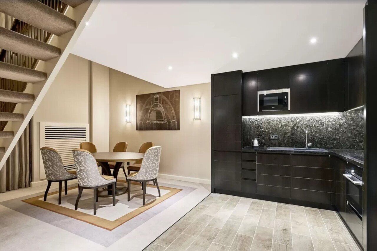 Hilton Budapesta Exterior foto The kitchen and dining area of a typical apartment